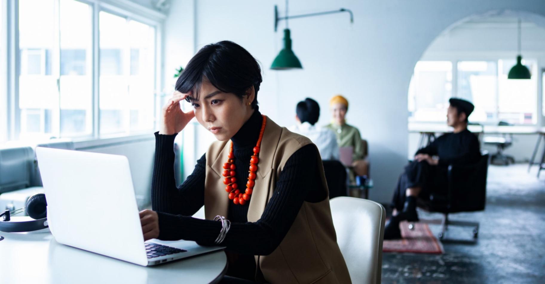 Χώρος εργασίας με επαγγελματικά εργαλεία και συνεργασία